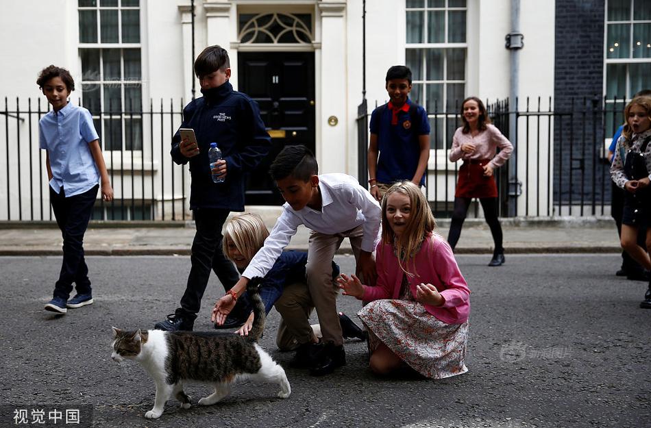 原创黑人球星订购能睡15人的大床!1米9大汉躺上面像1米5小矮人:太阳成集团tyc7111cc(图2) 太阳成集团tyc7111cc