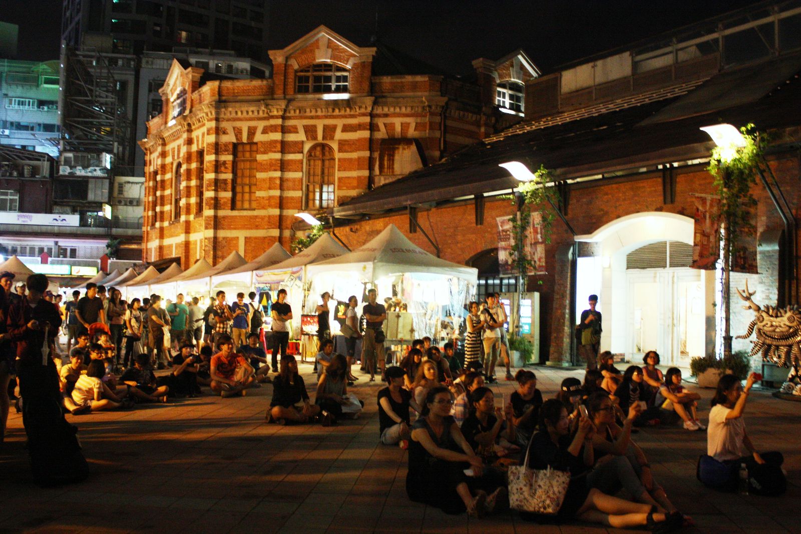 盘货!2020上半年20款外洋优秀海报设计:太阳成集团tyc7111cc(图3) 太阳成集团tyc7111cc